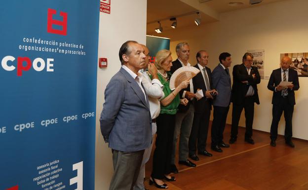 Dirigentes de la CPOE y representantes de las instituciones, en la inauguración de la exposición.