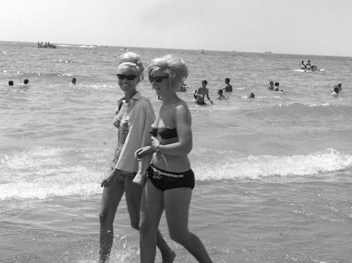 Turistas en la playa de Benidorm.