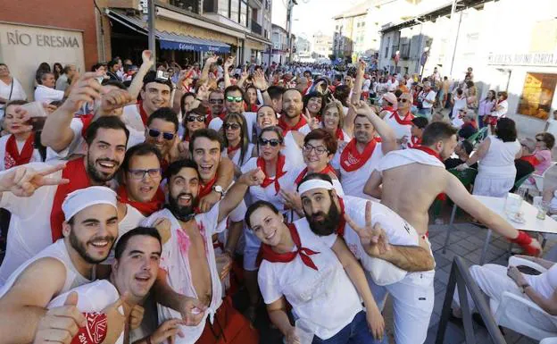 Desfile de peñas en Íscar tras el chupinazo que da comienzo a las fiestas en la localidad.