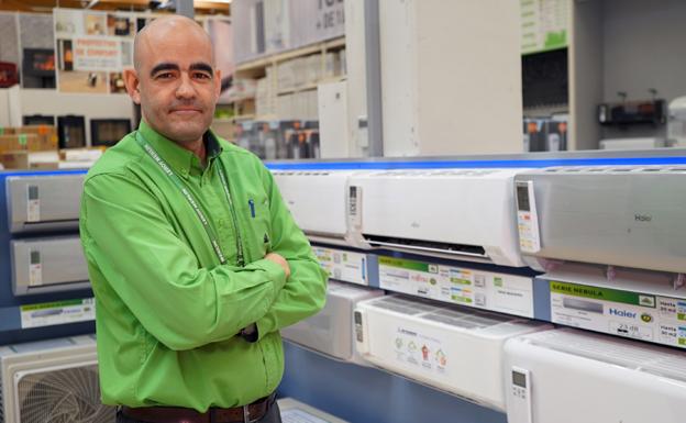 Julián González, vendedor de la sección de climatización de Leroy Merlin en Valladolid R. U.