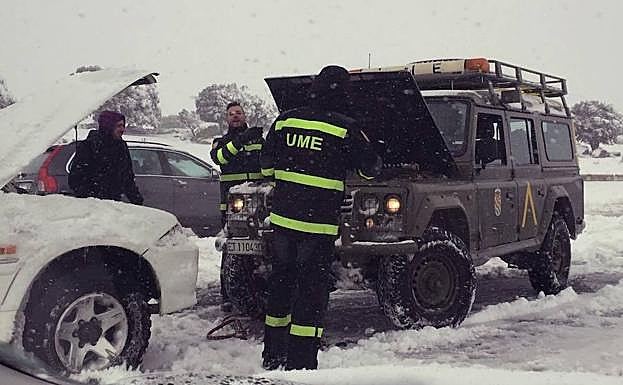 Miembros de la Unidad Militar de Emergencias (UME) ayudan a las personas atrapadas. 