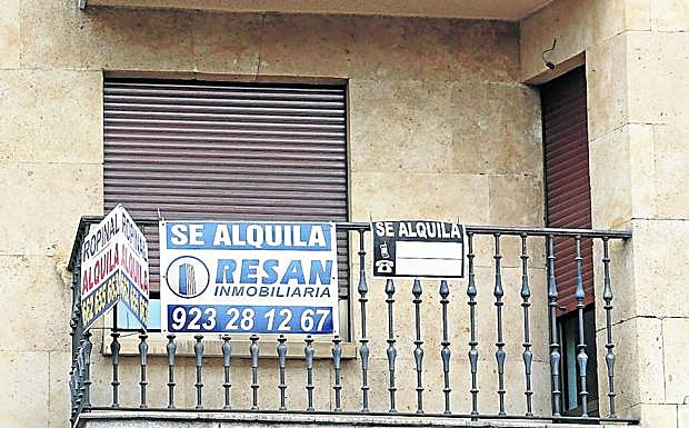 Anuncios de alquiler de viviendas en un edificio de la capital salmantina