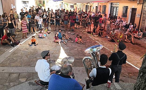 La Plaza Mayor se llenó en la mañana de ayer para asistir al concierto de Berzosax. 