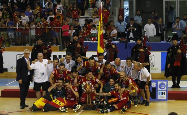 La selección española celebrando su triunfo