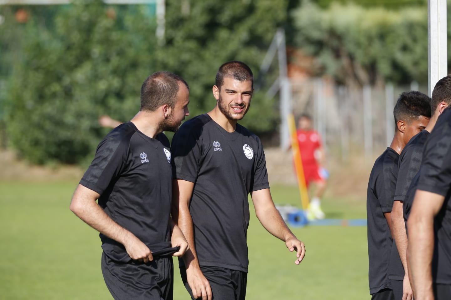 El nuevo técnico está presente en la sesión vespertina y mañana será presentado y seguirá el primer amistoso de pretemporada ante el Tordesillas