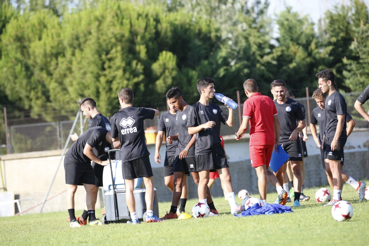 El nuevo técnico está presente en la sesión vespertina y mañana será presentado y seguirá el primer amistoso de pretemporada ante el Tordesillas
