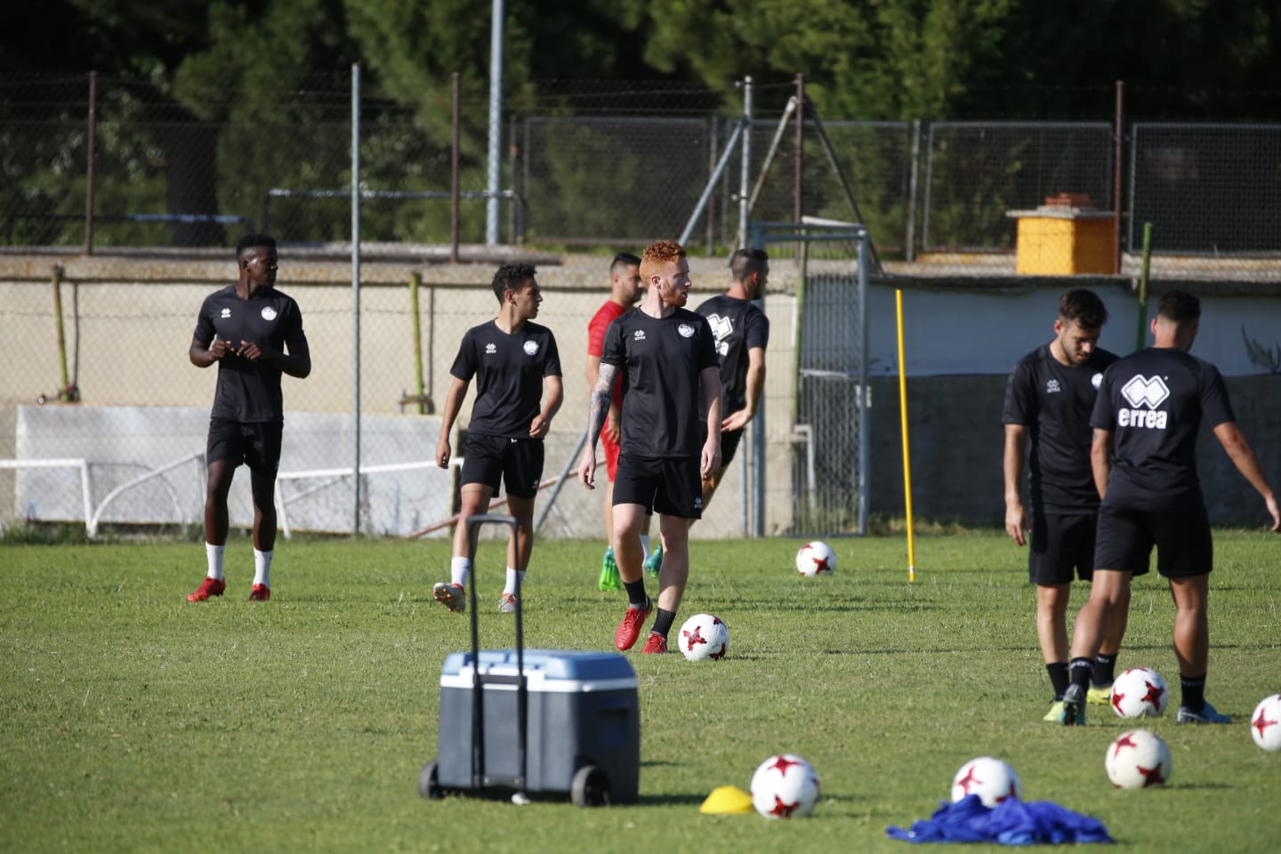 El nuevo técnico está presente en la sesión vespertina y mañana será presentado y seguirá el primer amistoso de pretemporada ante el Tordesillas