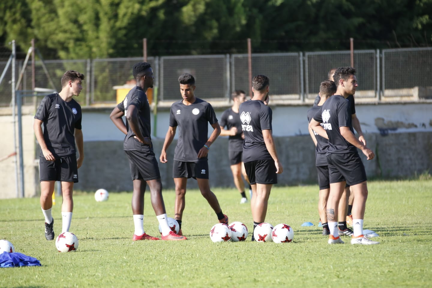 El nuevo técnico está presente en la sesión vespertina y mañana será presentado y seguirá el primer amistoso de pretemporada ante el Tordesillas