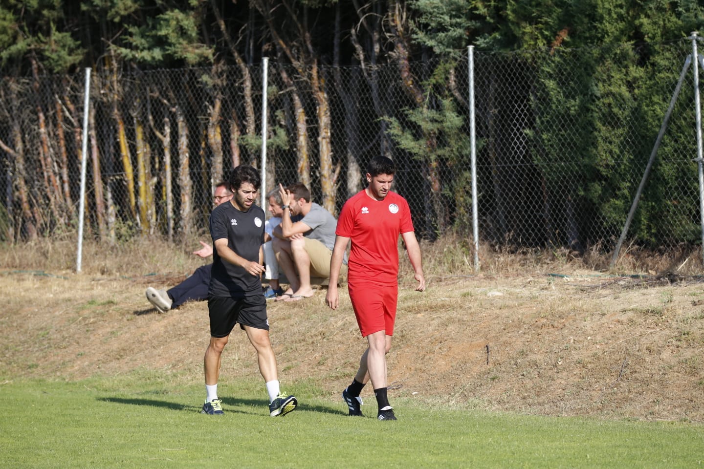 El nuevo técnico está presente en la sesión vespertina y mañana será presentado y seguirá el primer amistoso de pretemporada ante el Tordesillas