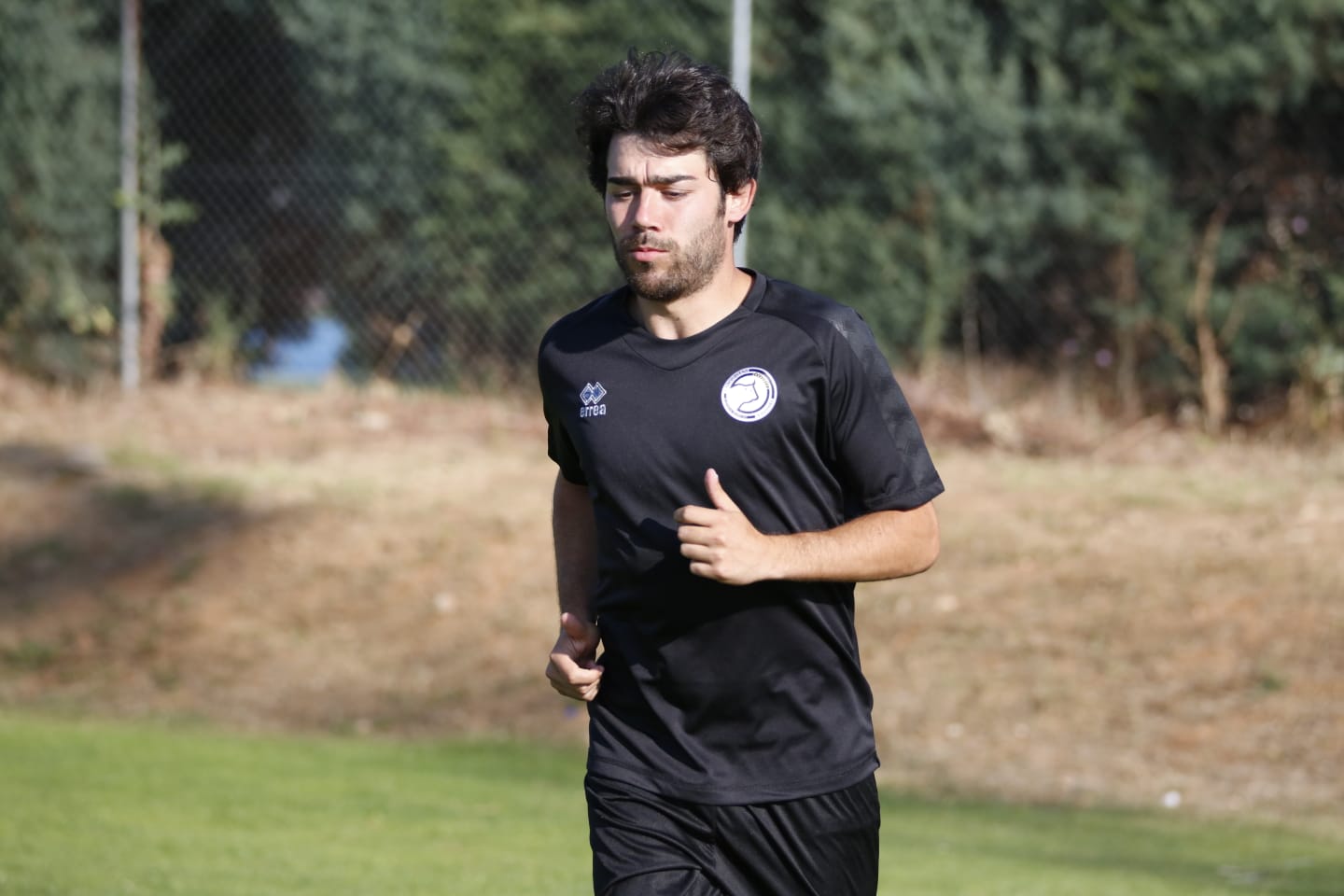 El nuevo técnico está presente en la sesión vespertina y mañana será presentado y seguirá el primer amistoso de pretemporada ante el Tordesillas