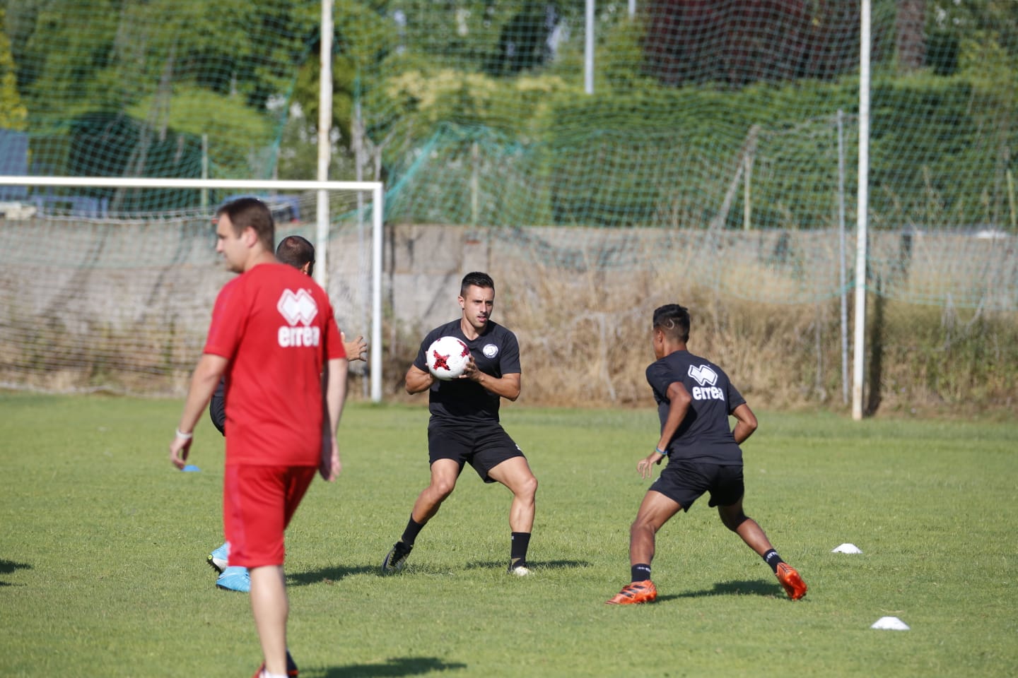 El nuevo técnico está presente en la sesión vespertina y mañana será presentado y seguirá el primer amistoso de pretemporada ante el Tordesillas