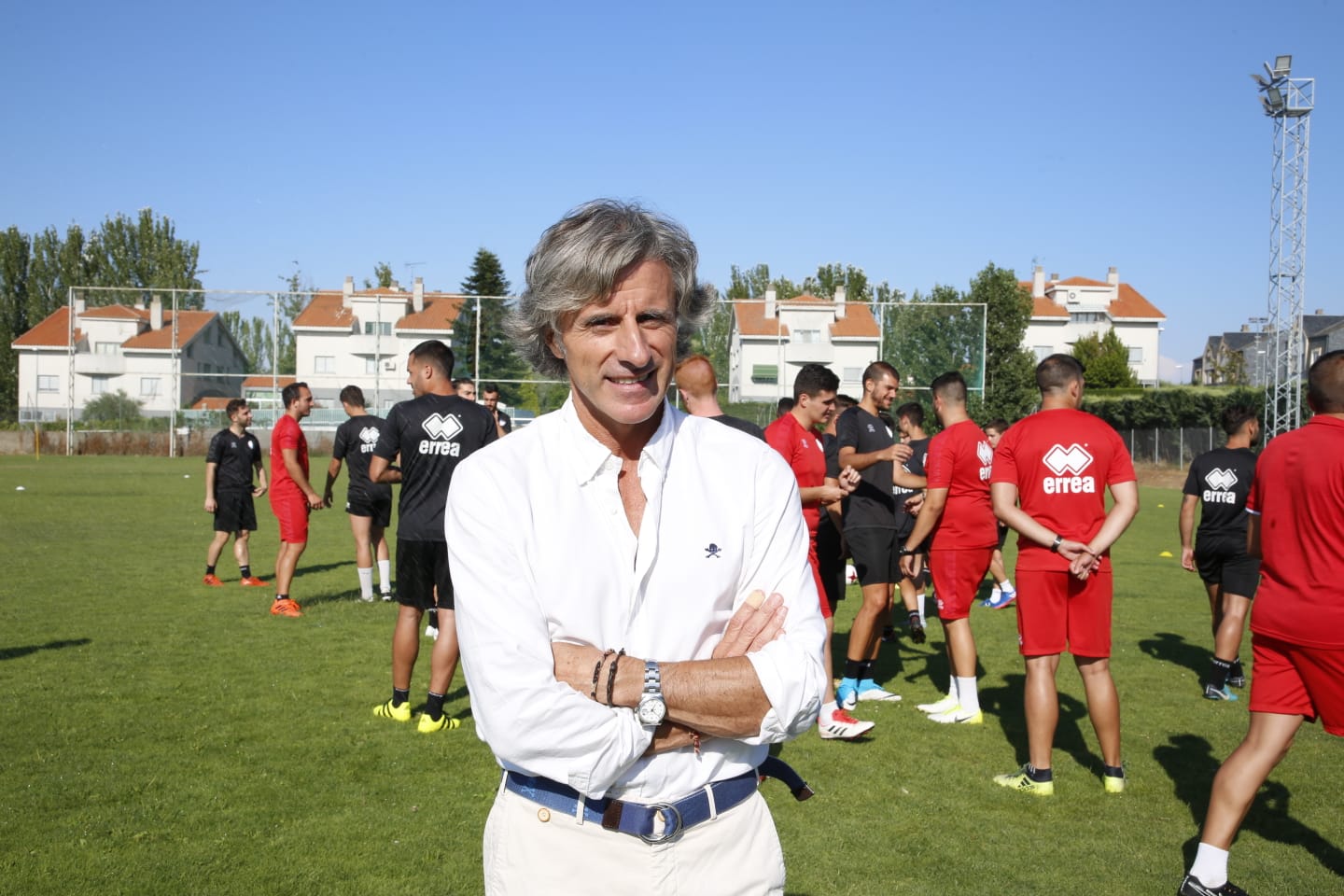 El nuevo técnico está presente en la sesión vespertina y mañana será presentado y seguirá el primer amistoso de pretemporada ante el Tordesillas