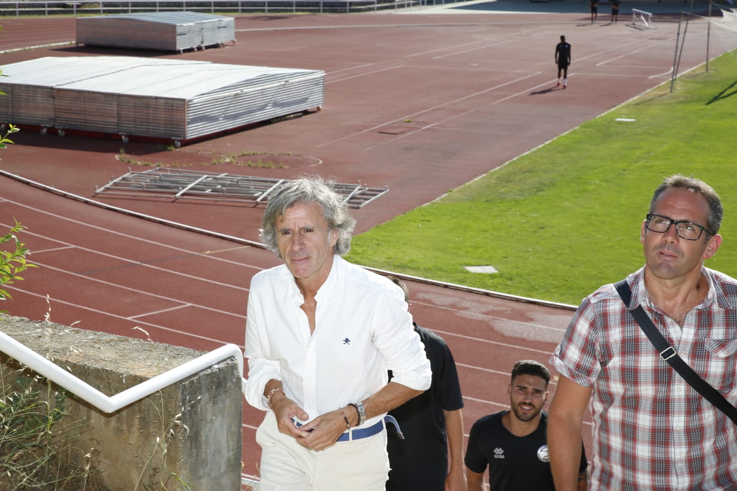 El nuevo técnico está presente en la sesión vespertina y mañana será presentado y seguirá el primer amistoso de pretemporada ante el Tordesillas