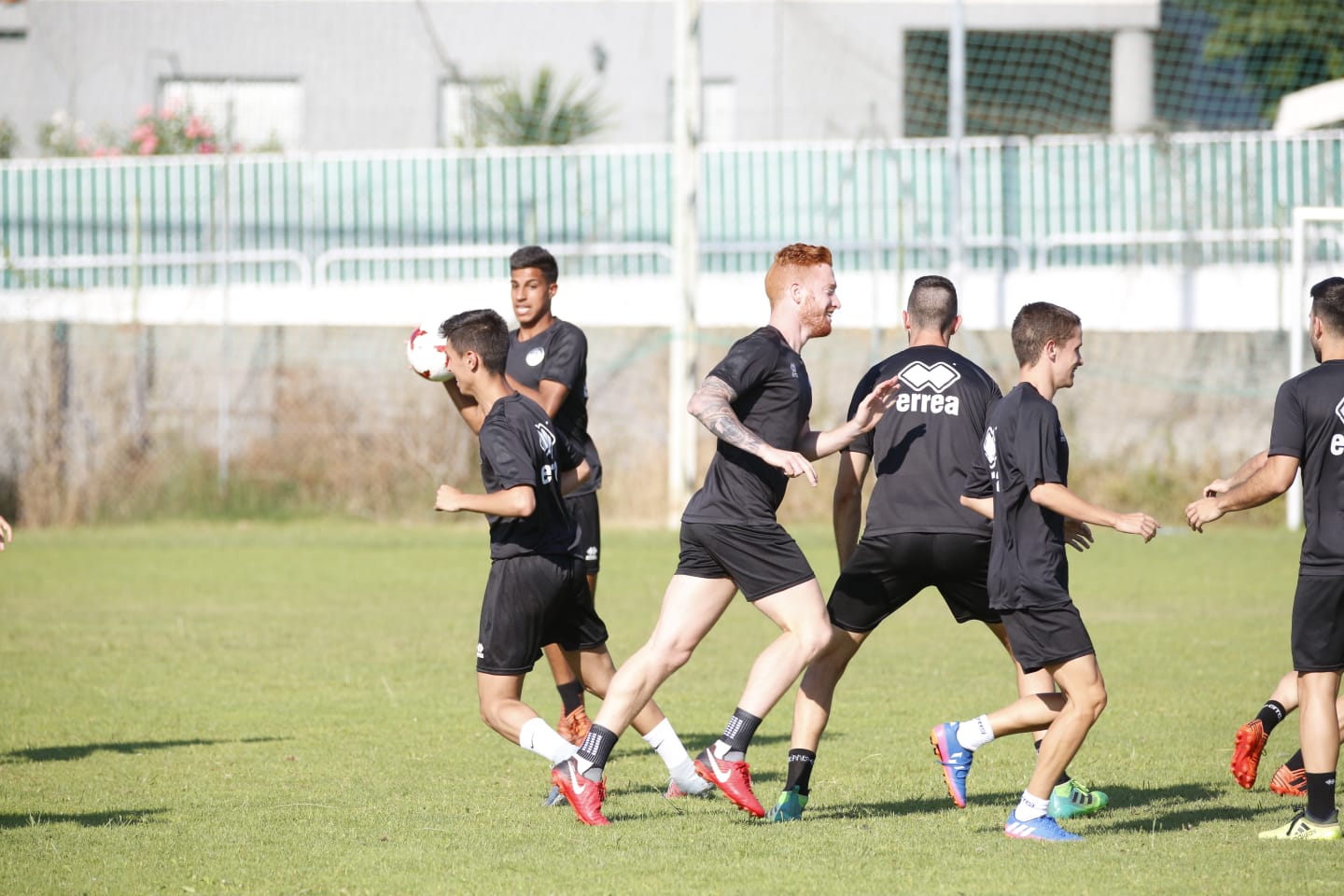 El nuevo técnico está presente en la sesión vespertina y mañana será presentado y seguirá el primer amistoso de pretemporada ante el Tordesillas