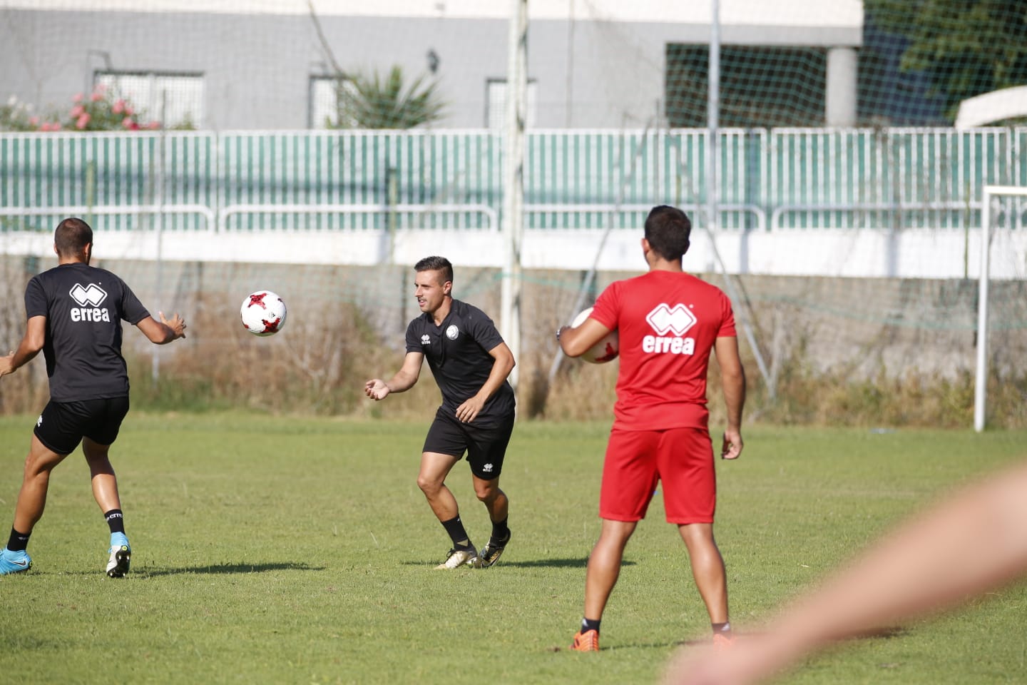 El nuevo técnico está presente en la sesión vespertina y mañana será presentado y seguirá el primer amistoso de pretemporada ante el Tordesillas