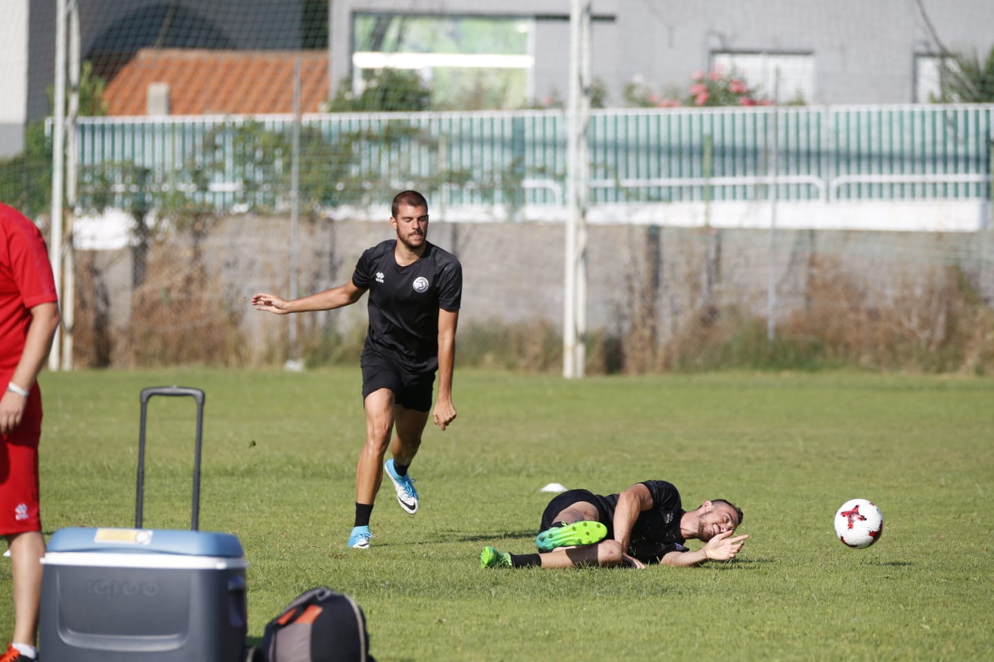 El nuevo técnico está presente en la sesión vespertina y mañana será presentado y seguirá el primer amistoso de pretemporada ante el Tordesillas