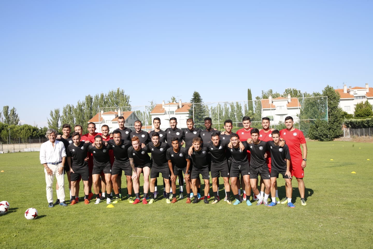 El nuevo técnico está presente en la sesión vespertina y mañana será presentado y seguirá el primer amistoso de pretemporada ante el Tordesillas