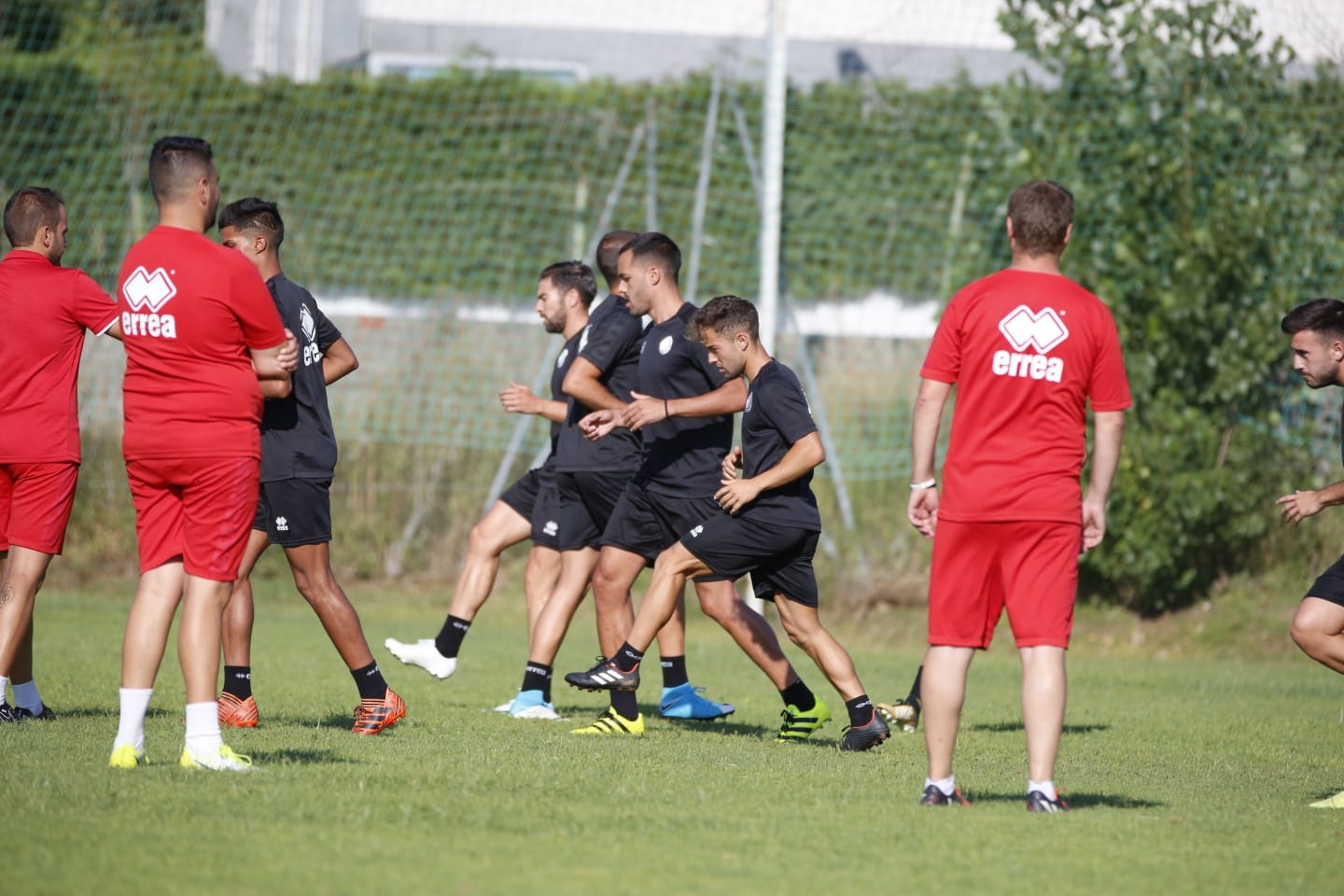 El nuevo técnico está presente en la sesión vespertina y mañana será presentado y seguirá el primer amistoso de pretemporada ante el Tordesillas