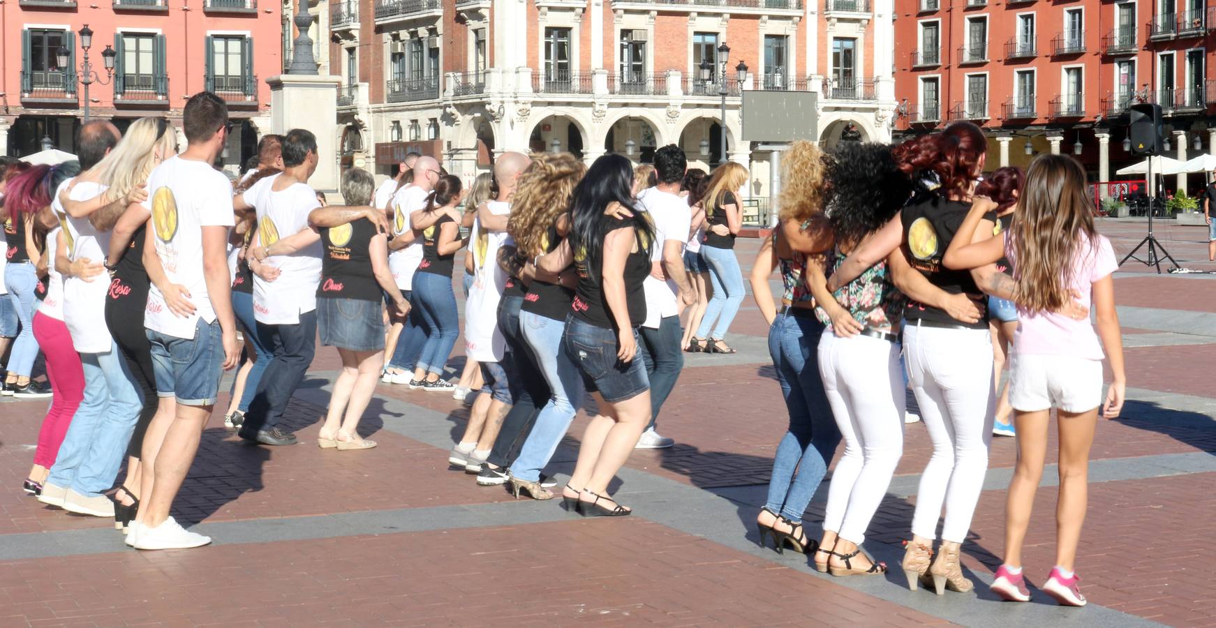 Una multitudinaria exhibición de baile angoleño a cargo de alumnos de distintas academias locales y otras provincias de la localidad