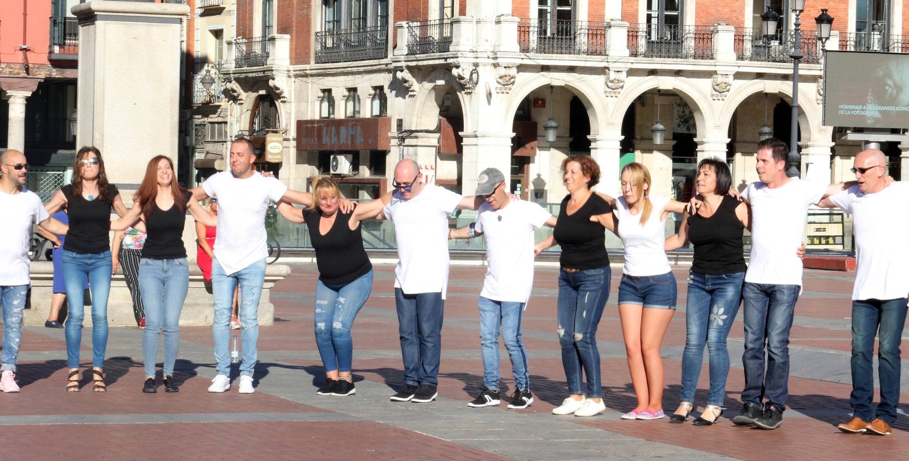 Una multitudinaria exhibición de baile angoleño a cargo de alumnos de distintas academias locales y otras provincias de la localidad