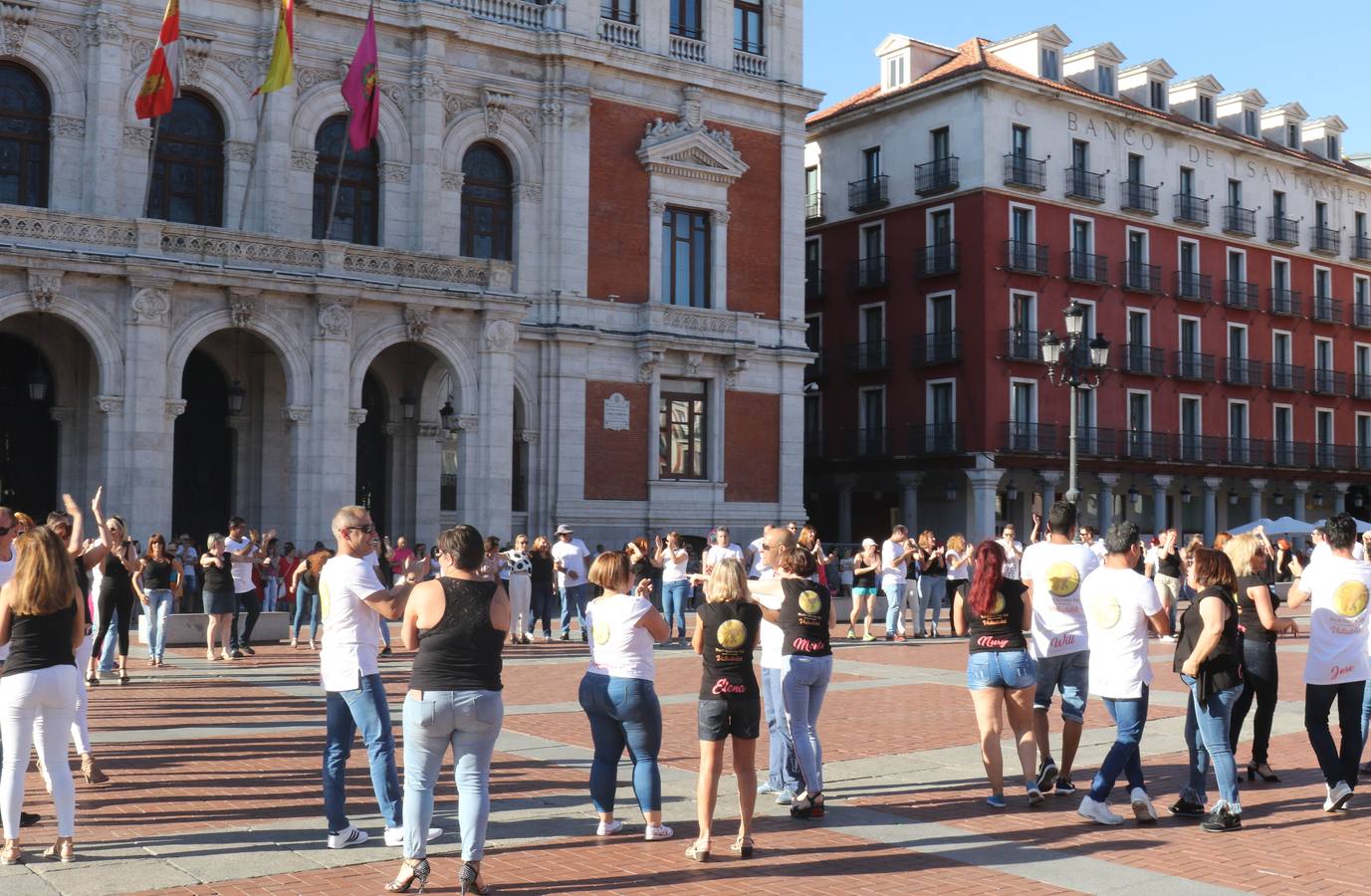 Una multitudinaria exhibición de baile angoleño a cargo de alumnos de distintas academias locales y otras provincias de la localidad