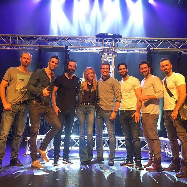 En el escenario del @nuevoapoloteatro con @los_vivancos después de #nacidosparabailar. Flamenco, danza y espectáculo de 6 hermanos que ya han zapateado en 40 países y ante casi 2 millones de espectadores.