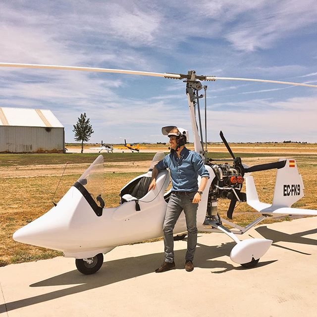 Volando en autogiro.