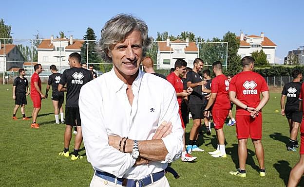 Roberto Aguirre, antes de posar con los jugadores en el campo anexo a Las Pistas. 