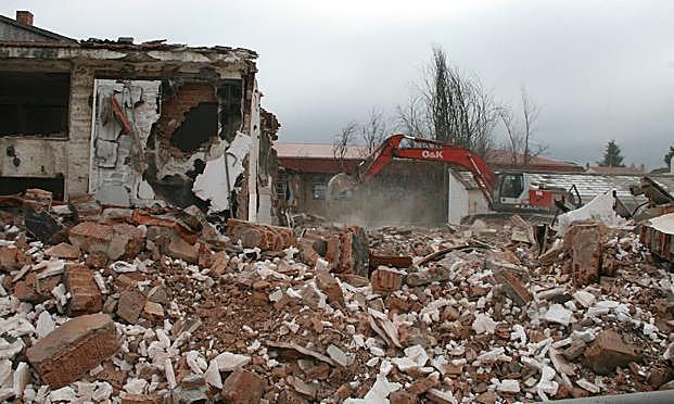 Demolición del antiguo matadero sobre el que se construirá el nuevo centro de salud. 