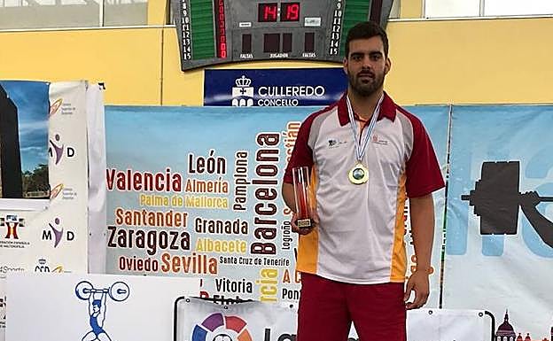Juan Lama, con sus trofeos. 