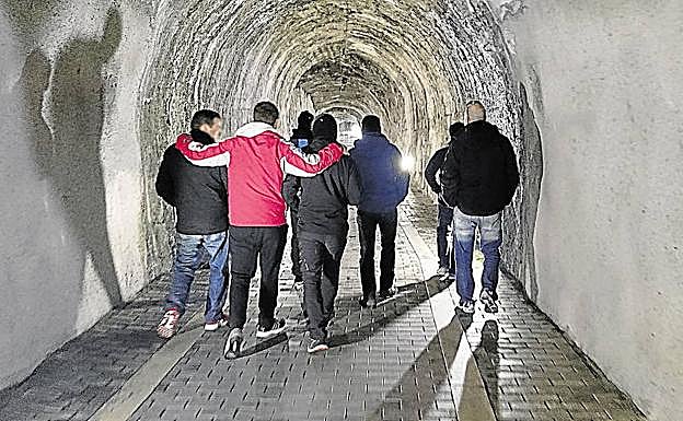 Usuarios de los programas de tratamiento de la Fundación Aldaba participan en una actividad de ocio.