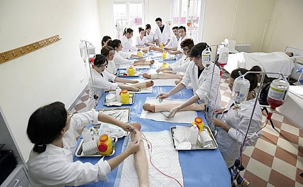 Alumnos de la Escuela de Enfermería realizan prácticas en el laboratorio.