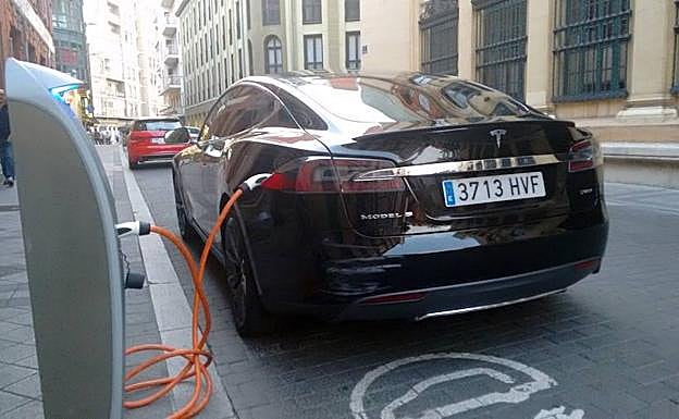 Un Tesla, en el punto de recarga de la calle Molinos. 