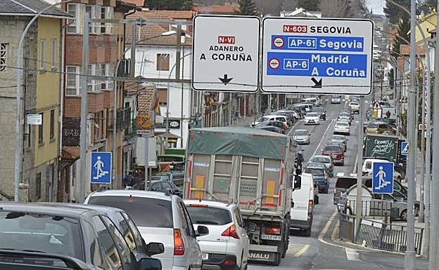 Retenciones de tráfico en la travesía de San Rafael. 