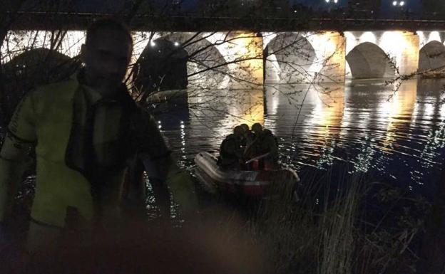 Los Bomberos, durante las labores para sacar el cuerpo de la víctima el 9 de abril de 2017.