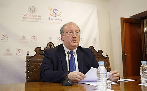 Enrique Cabero comparece ante los periodistas en la Sala de Retratos del Rectorado. 