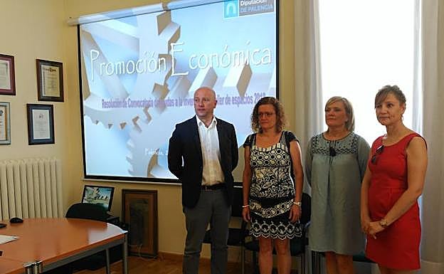 El vicepresidente de la Diputación y diputado de Promoción Económica, Luis Calderón, las beneficiarias de las ayudas Belén Almudena Castellanos y Elena González Cosgaya y la jefa del Servicio de Promoción Económica durante la presentación de la resolución. 
