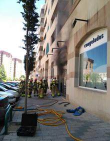 Imagen secundaria 2 - Los Bomberos de Valladolid sofocan un incendio en el interior de una pescadería de Parquesol