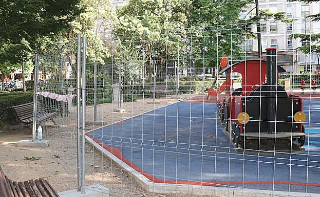 Parque infantil de la plaza de Poniente, cerrado. 