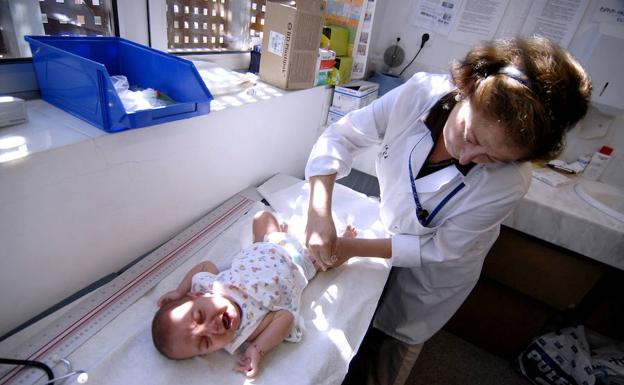 Los pediatras limitan a viajes prolongados la recomendación de vacunar del sarampión a los bebés