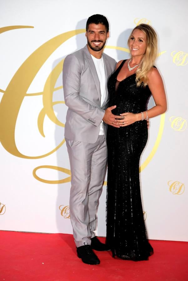 Llegada de Luis Suárez y su esposa, embarazada.