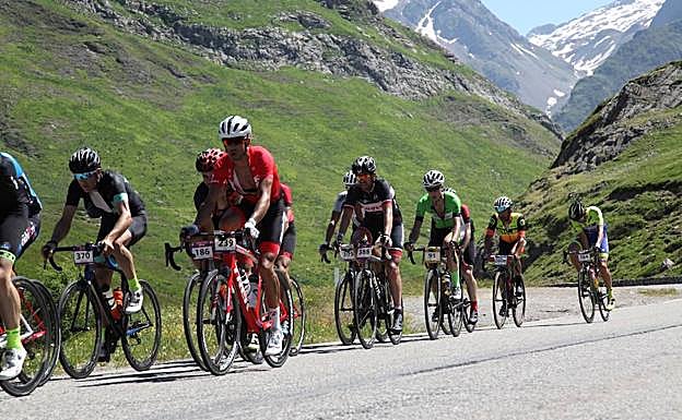 Participantes en una ruta cicloturista. 