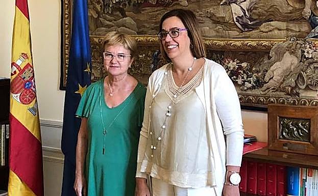 La nueva comisionada del Gobierno, Isaura Leal, y la presidenta de la Diputación de Palencia, Ángeles Armisén. 