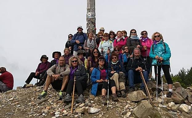Los vecinos, a su llegada a la Cruz de Hierro de Foncebadón. 