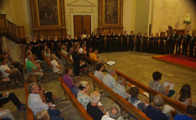 Intengrantes del coro y el público asistente durante el concierto. 