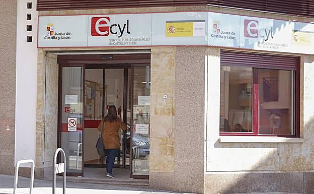 Una persona entra en la oficina del Ecyl en el centro de la ciudad de Salamanca.
