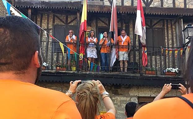 La alcaldesa se dirige a los presentes, antes de dar paso al pregonero. 