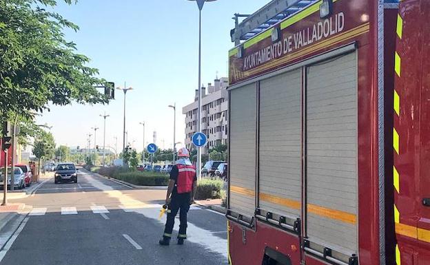 Los bomberos intervienen en el tramo afectado por el vertido de aceite hidráulico. 