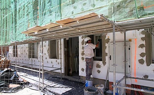 Un albañil trabaja en la rehabilitación de una vivienda en Segovia. 