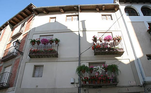 Balcones con flores de la fachada ganadora del concurso. 